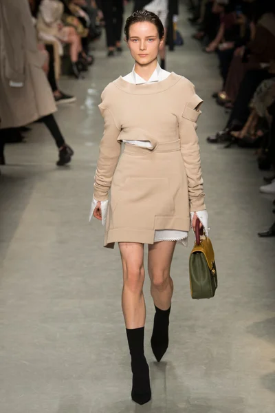 Look 16
